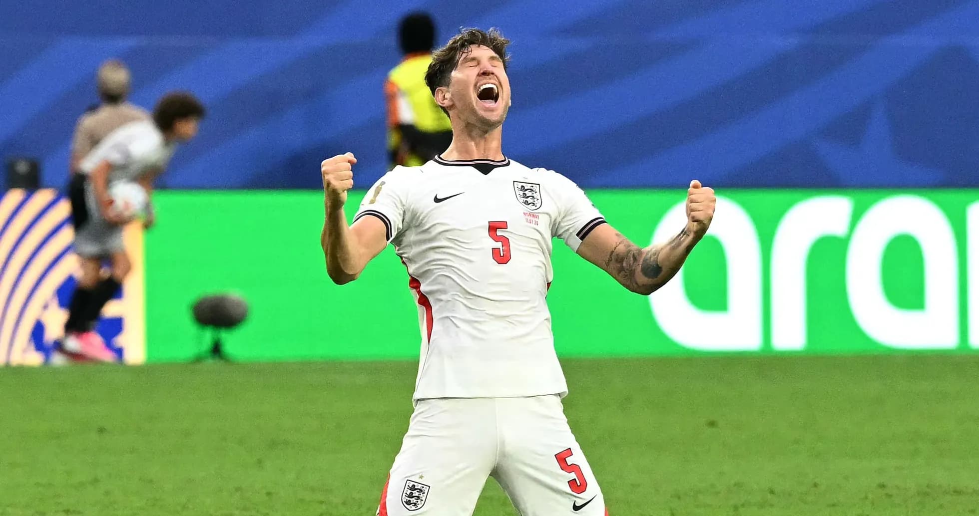 Jugador de Inglaterra celebrando una victoria en el campo