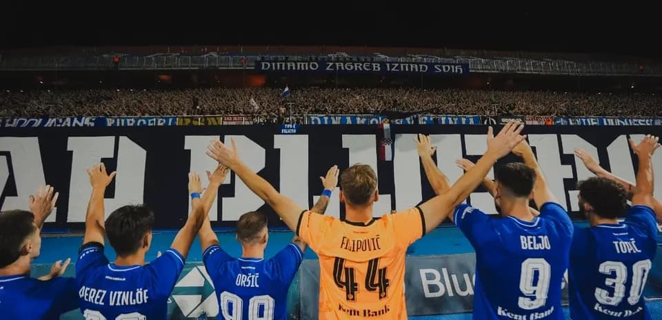 Jugadores de Dinamo Zagreb celebrando con aficionados