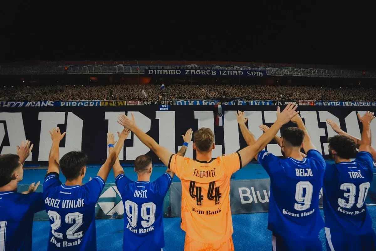 Jugadores de Dinamo Zagreb celebrando con aficionados