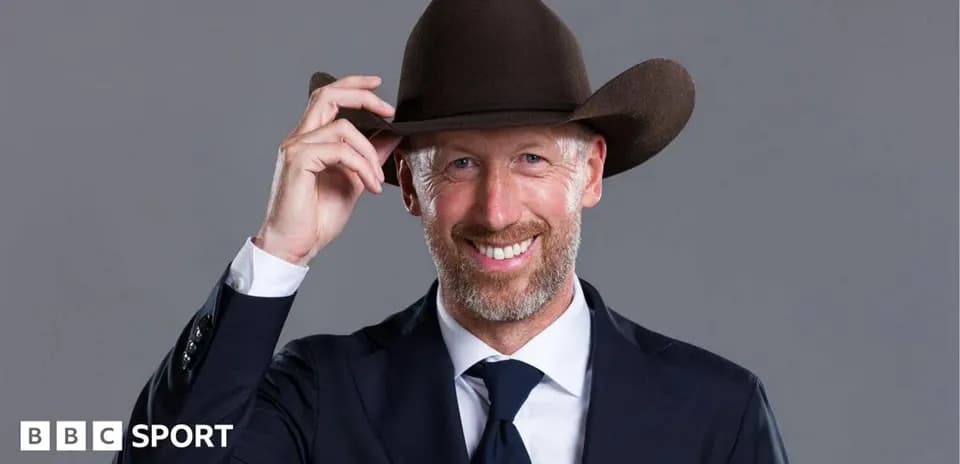 Hombre con sombrero en traje sonriendo