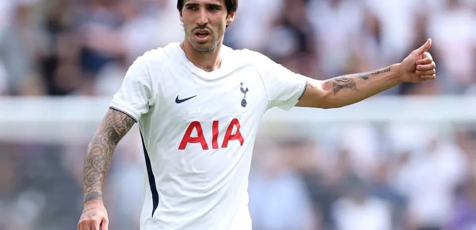 Jugador de Tottenham señalando durante un partido