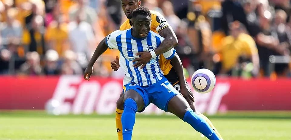 Jugador de Brighton luchando por el balón
