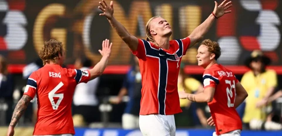Jugadores de Noruega celebrando un gol en el partido