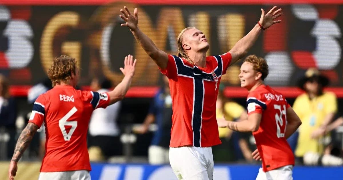 Jugadores de Noruega celebrando un gol en el partido