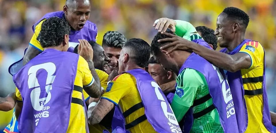 Jugadores celebrando un gol en el partido