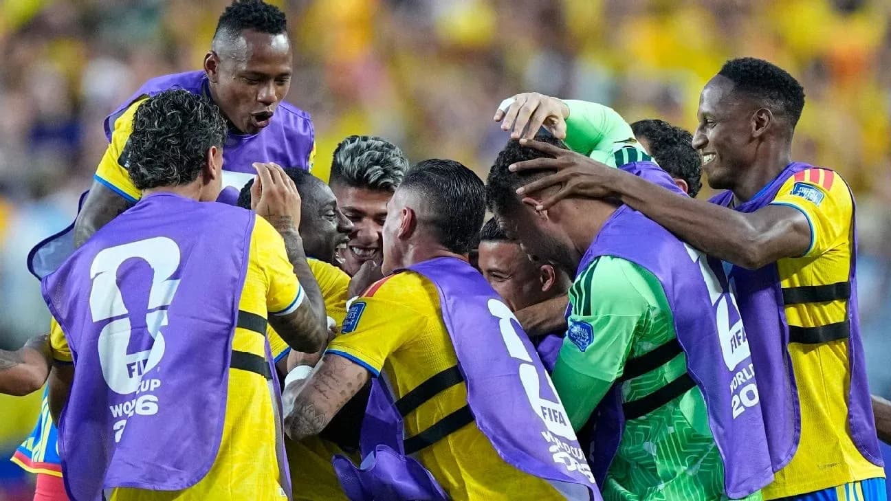Jugadores celebrando un gol en el partido