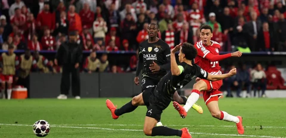 Jugador de Bayern München disparando a puerta