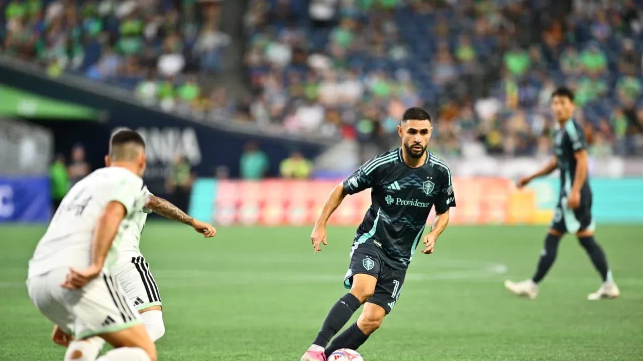 Jugadores de FC Cincinnati y Seattle Sounders en acción