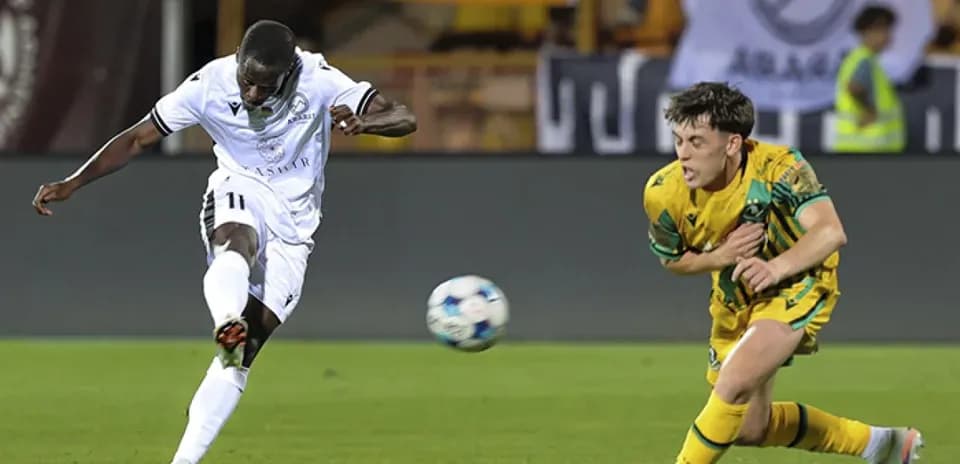 Jugador disparando durante el partido de fútbol