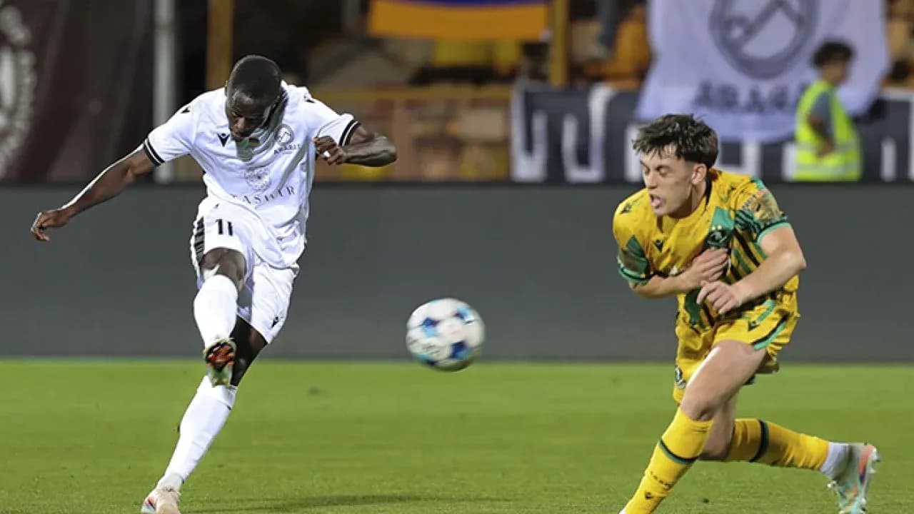 Jugador disparando durante el partido de fútbol