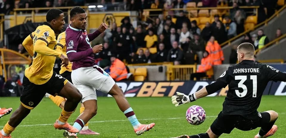 Jugador de Burnley intentando marcar a Wolves