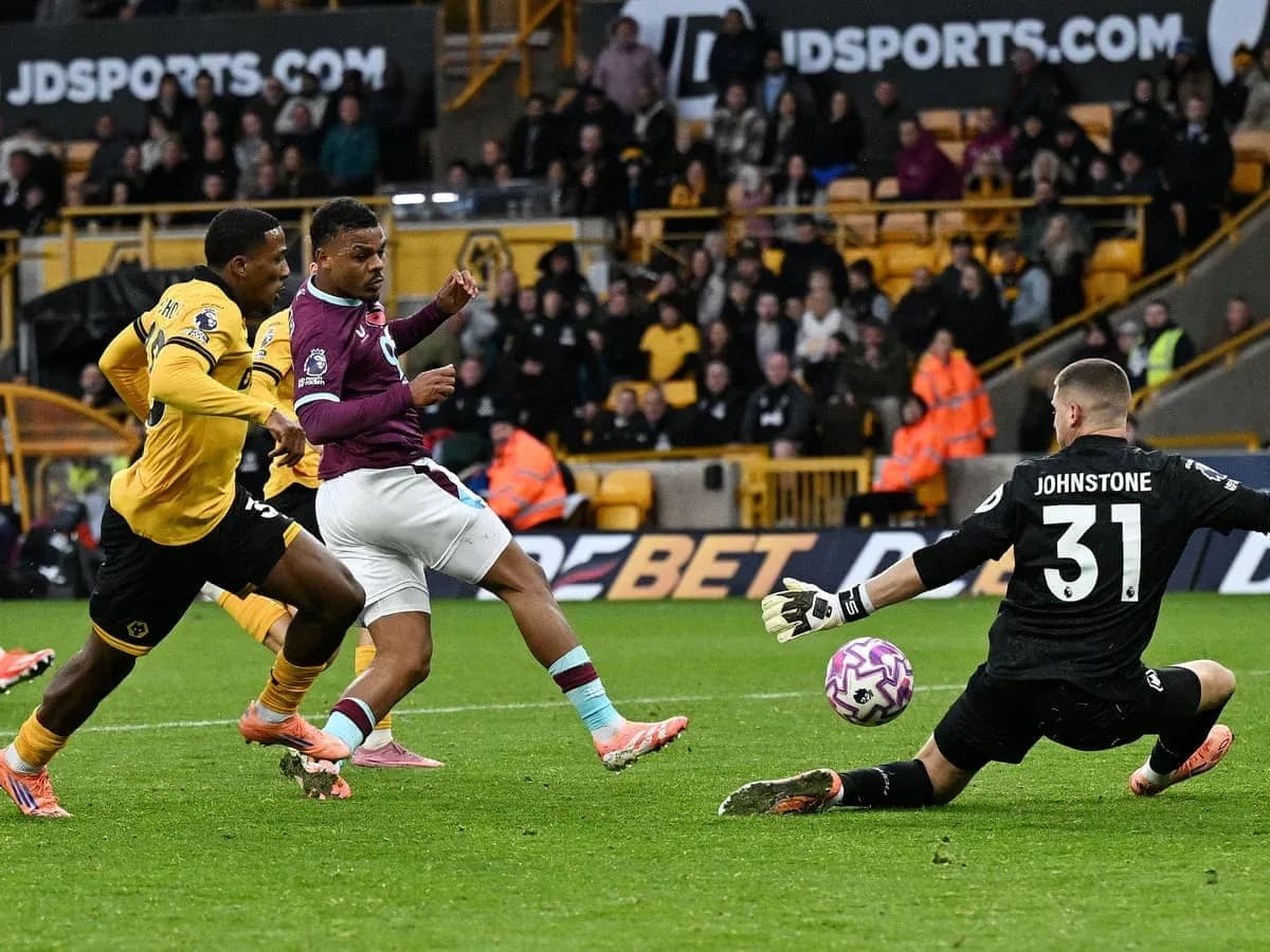 Jugador de Burnley intentando marcar a Wolves