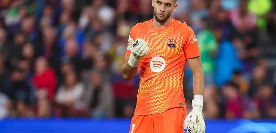 Portero de Barcelona en el campo durante el partido