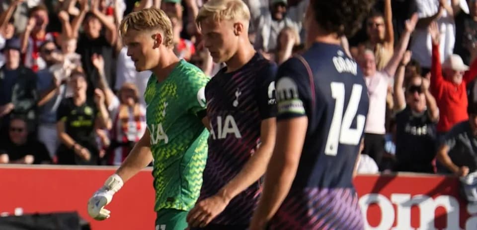 Jugadores de Tottenham caminando tras un gol encajado