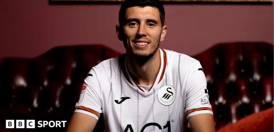 Jugador de Swansea City posando con camiseta del equipo