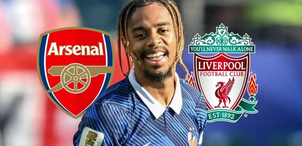 Jugador sonriente con logos de Arsenal y Liverpool