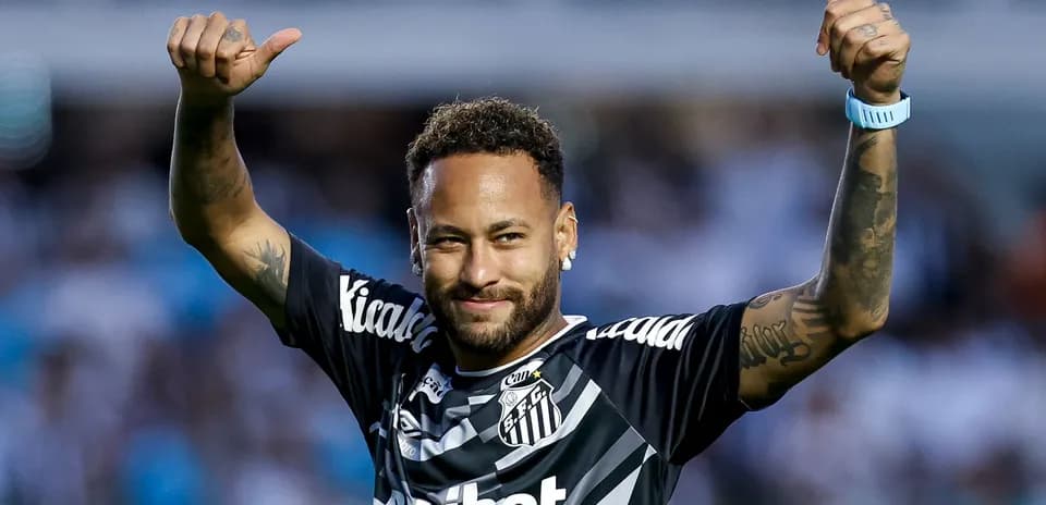 Jugador celebrando con pulgares arriba en el estadio