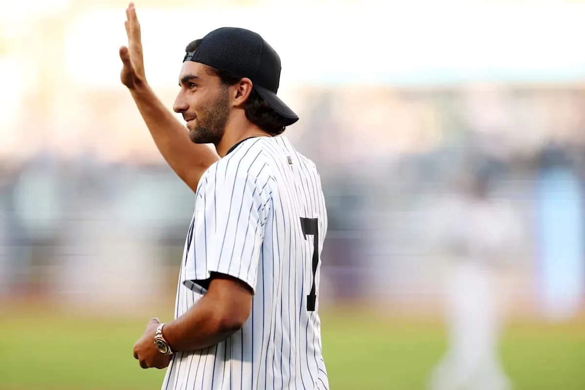 Persona saludando en el campo de béisbol