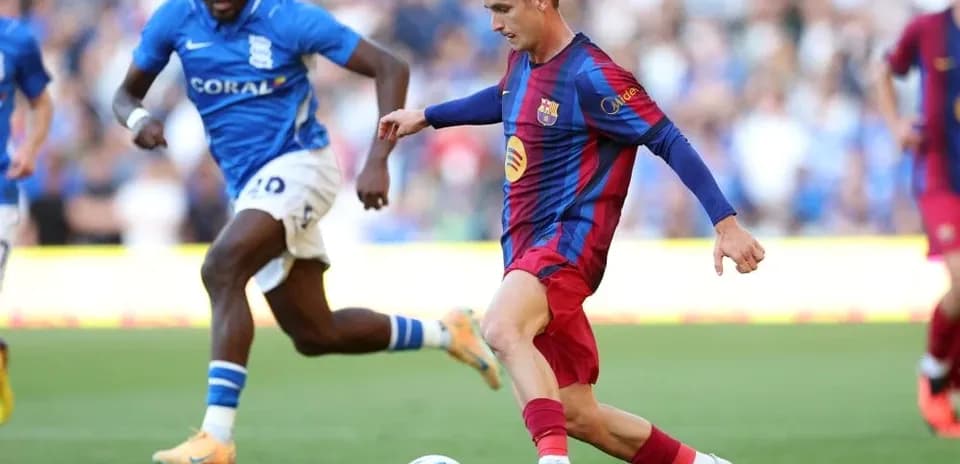 Jugador de Barcelona conduciendo el balón en partido