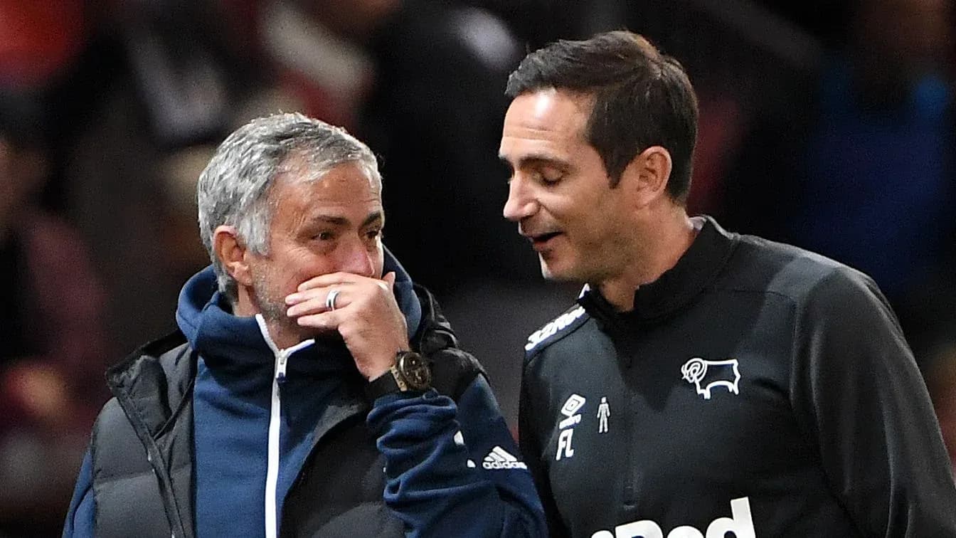 Entrenadores conversando en el banquillo durante el partido