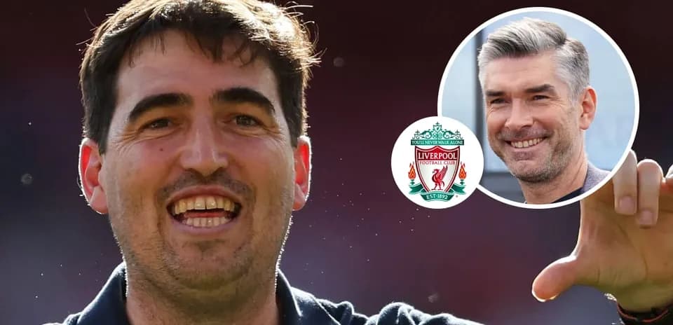 Entrenador celebrando con el escudo del Liverpool