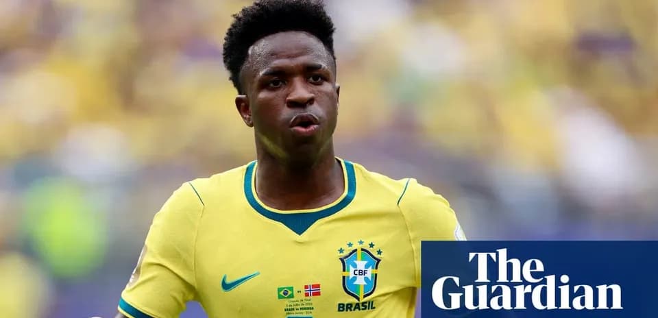 Jugador de Brasil en uniforme amarillo durante partido