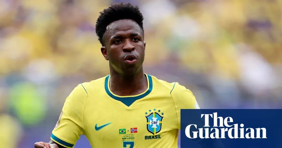 Jugador de Brasil en uniforme amarillo durante partido