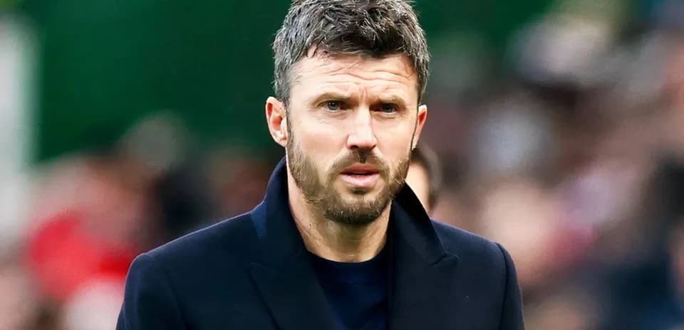 Entrenador observando el partido desde la banda