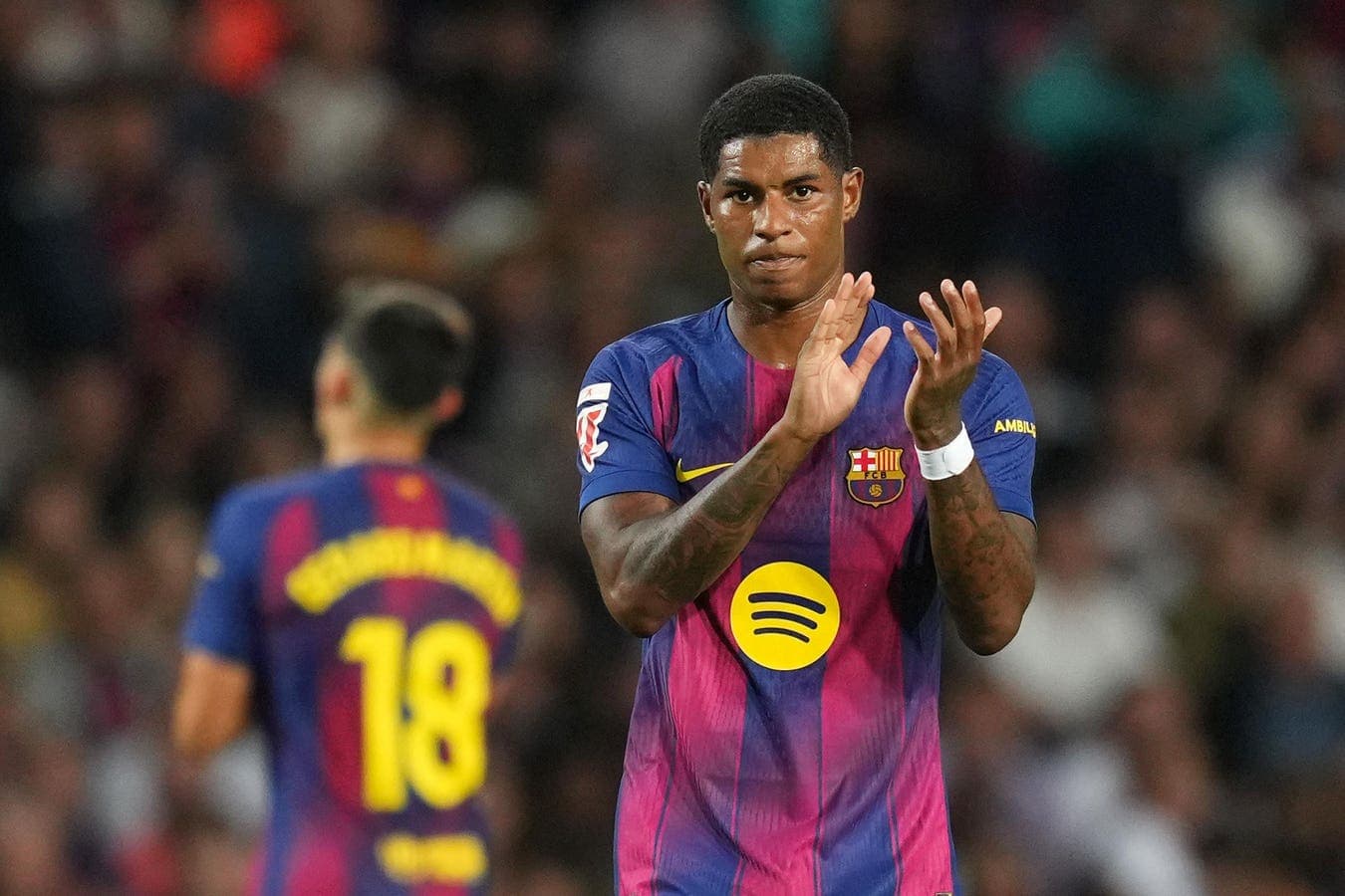 Jugador de Barcelona aplaudiendo en el campo