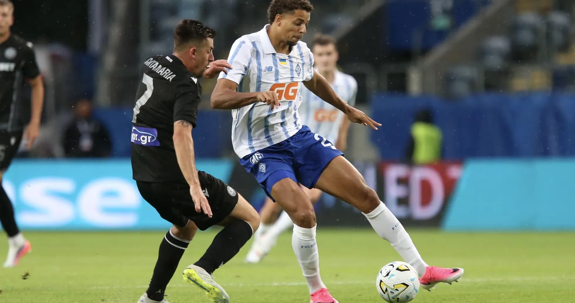 Jugador de Dynamo Kyiv regateando a un oponente