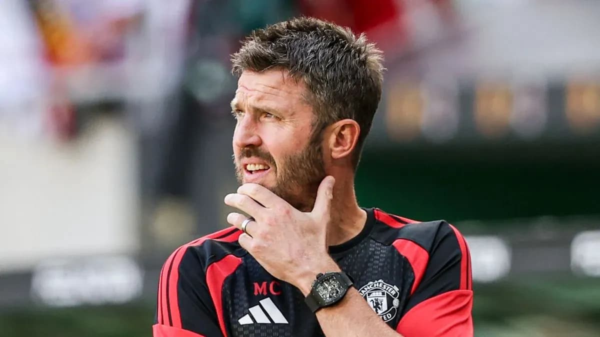 Entrenador de Manchester United observando el partido