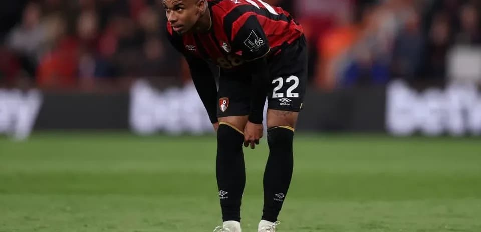 Jugador de Bournemouth con la cabeza agachada en el campo