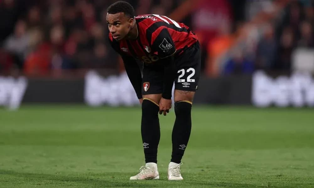 Jugador de Bournemouth con la cabeza agachada en el campo