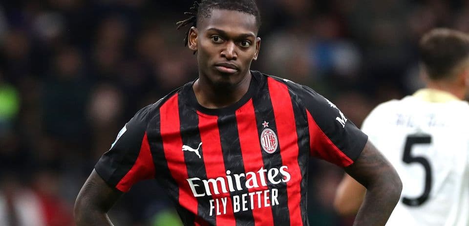 Jugador de AC Milan con camiseta roja y negra