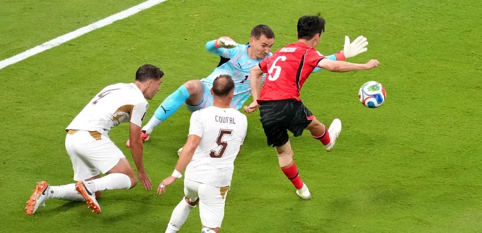 Jugadores compitiendo por el balón en el partido