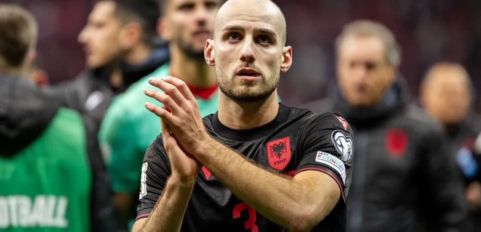 Jugador aplaudiendo después del partido de clasificación