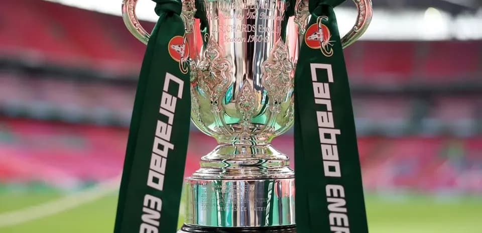 Trofeo Carabao con cintas en el estadio