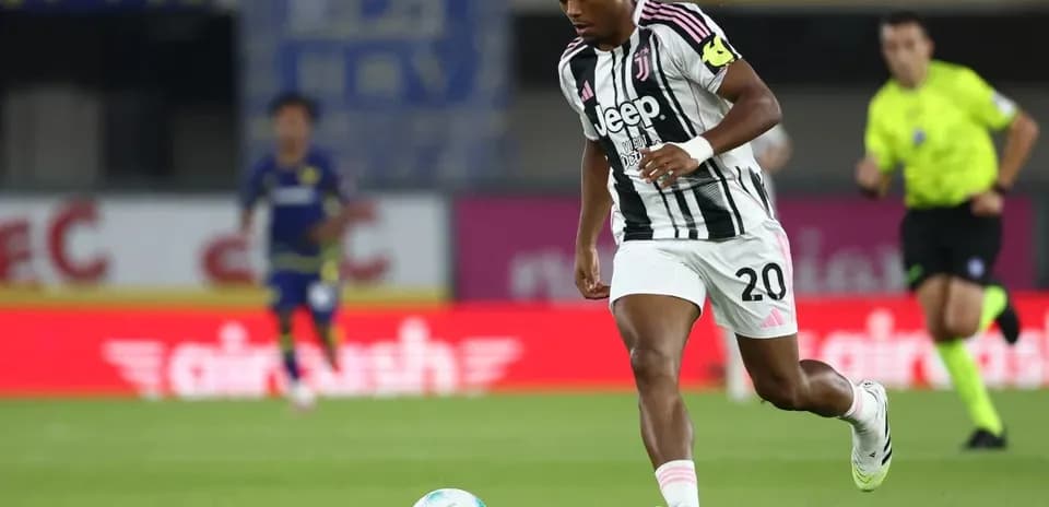 Jugador de Juventus corriendo con el balón en campo