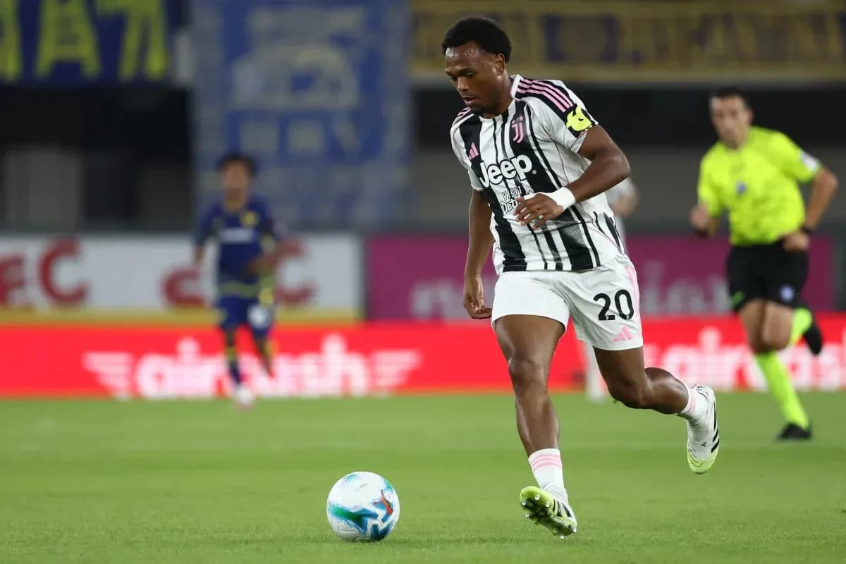 Jugador de Juventus corriendo con el balón en campo