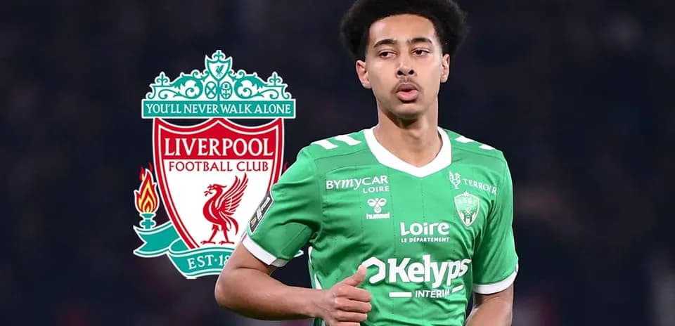 Jugador de fútbol con camiseta verde en el campo