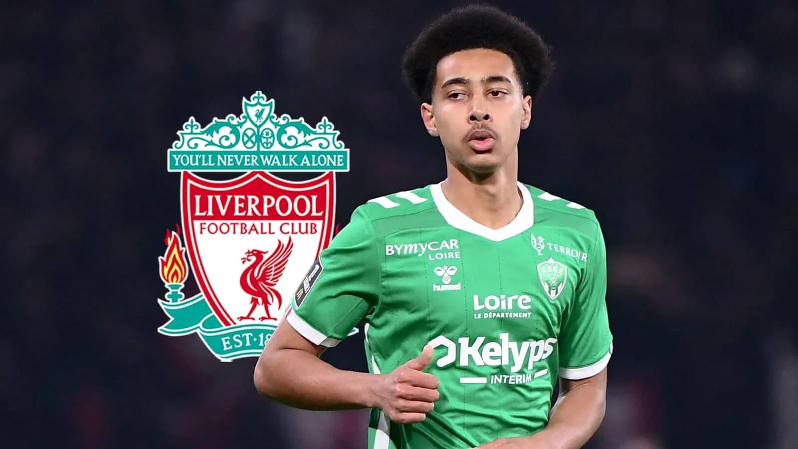Jugador de fútbol con camiseta verde en el campo