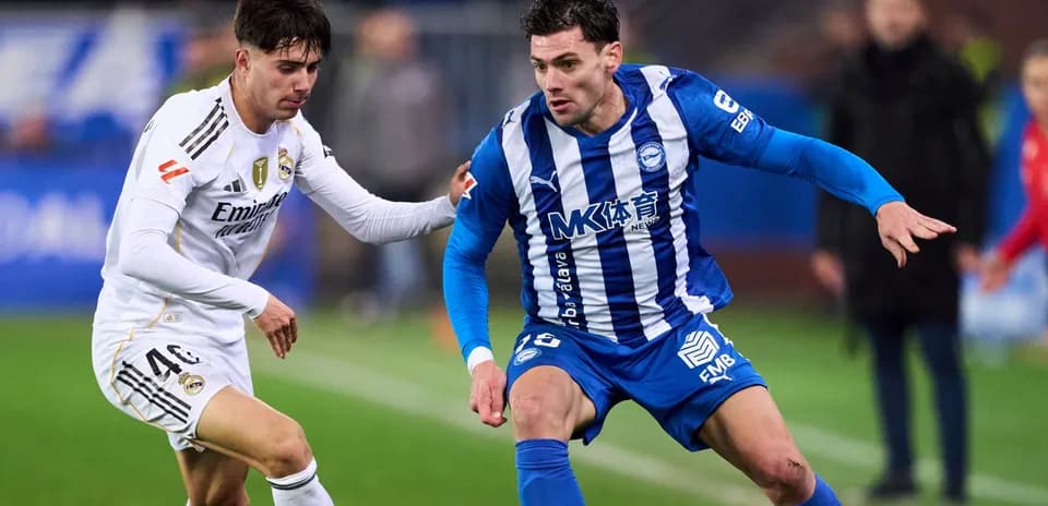 Jugadores compitiendo por el balón en el campo