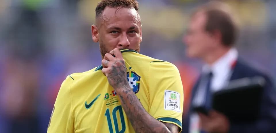 Neymar besando la camiseta de Brasil en el campo