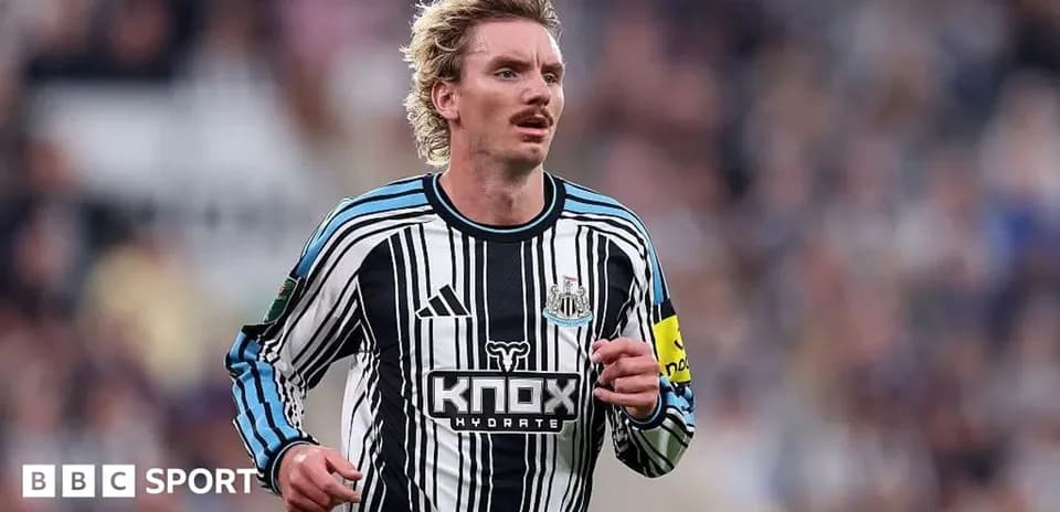 Jugador de Newcastle corriendo durante un partido