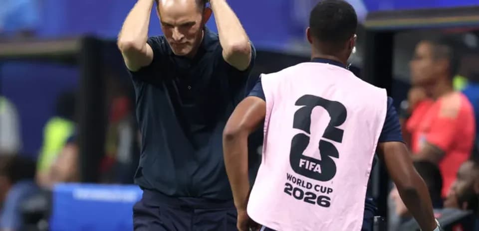 Entrenador con manos en la cabeza durante partido