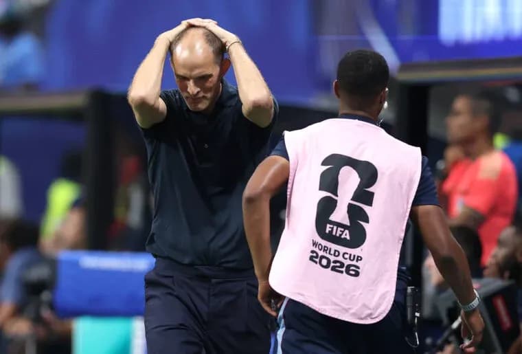 Entrenador con manos en la cabeza durante partido