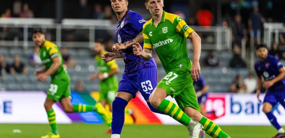 Jugadores de Louisville City y Tampa Bay Rowdies