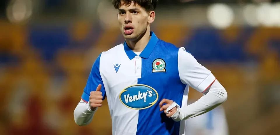 Jugador de Blackburn Rovers corriendo en el campo