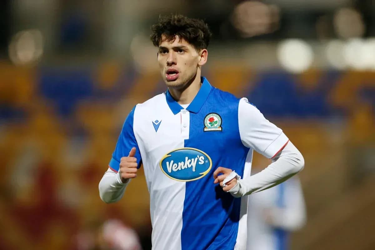 Jugador de Blackburn Rovers corriendo en el campo