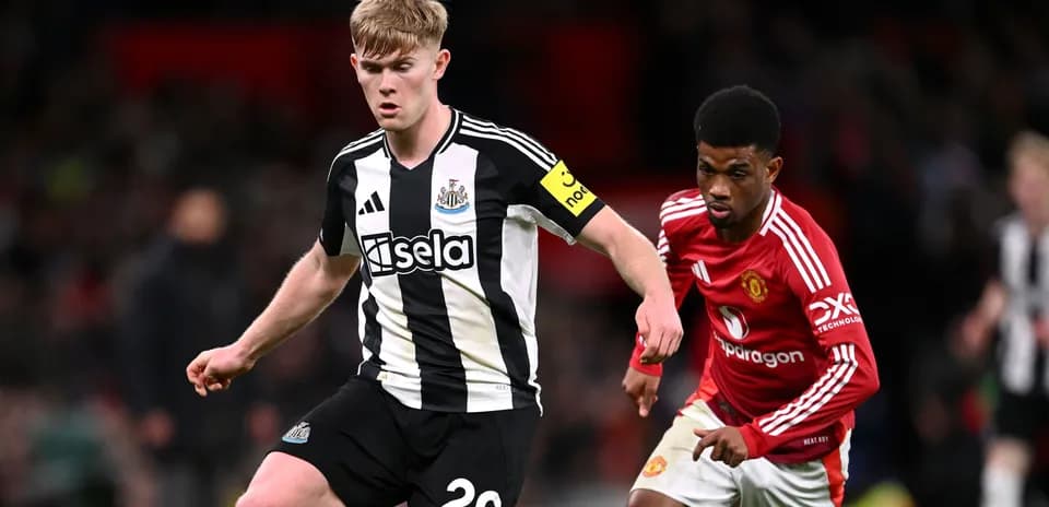 Jugador de Newcastle esquivando a rival de Manchester United
